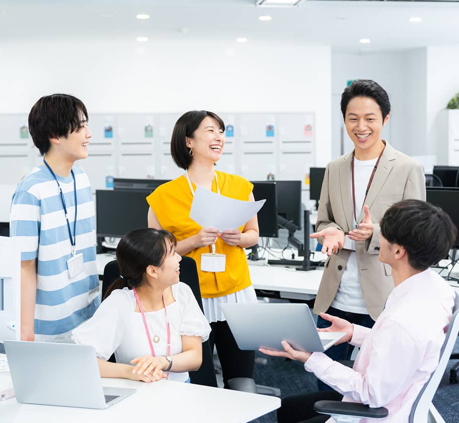 オフィスで話す男女５人