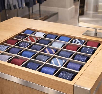ネクタイを展示している店舗の什器
